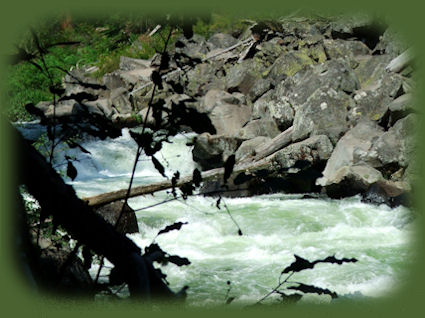 
s twin lake, located near wickiup reservoir, accessed on FS 42, a turn east from fs 46, the cascade lakes scenic byway in central oregon offering more than a hundred alpine lakes, hiking trails and mountains.